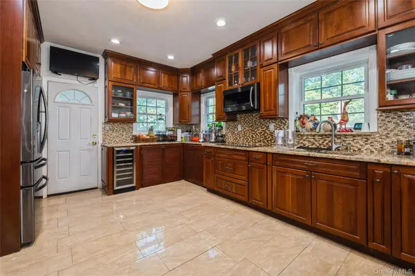 82-27 Utopia Pkwy, Jamaica Estates, NY 11432