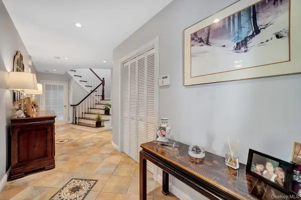 36 Combes DR, Manhasset, NY 11030