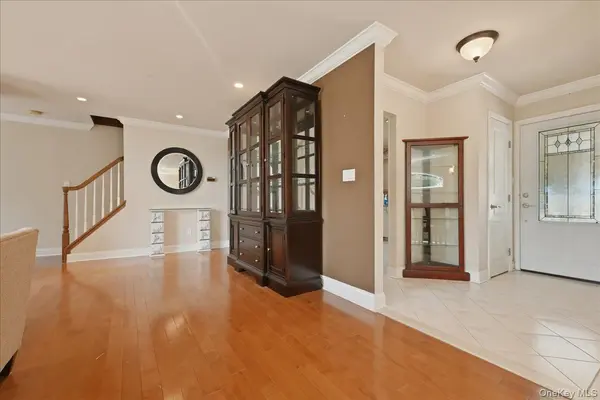 672 Westbury AVE, Westbury, NY 11590