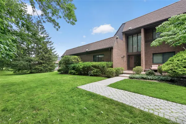66 Chestnut HL, Roslyn, NY 11576