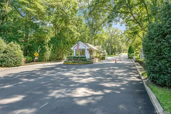 855 Skyline DR, Coram, NY 11727