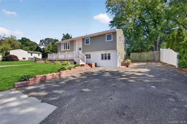42 Crestwood LN, Farmingville, NY 11738