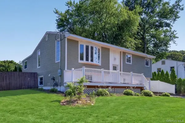 42 Crestwood LN, Farmingville, NY 11738