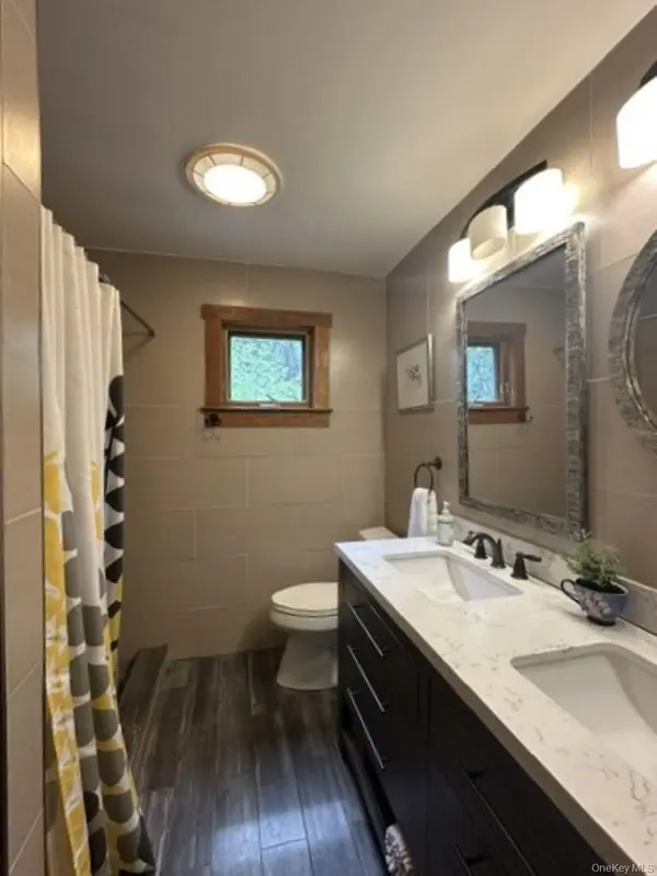 44 Lynn AVE, Hampton Bays, NY 11946