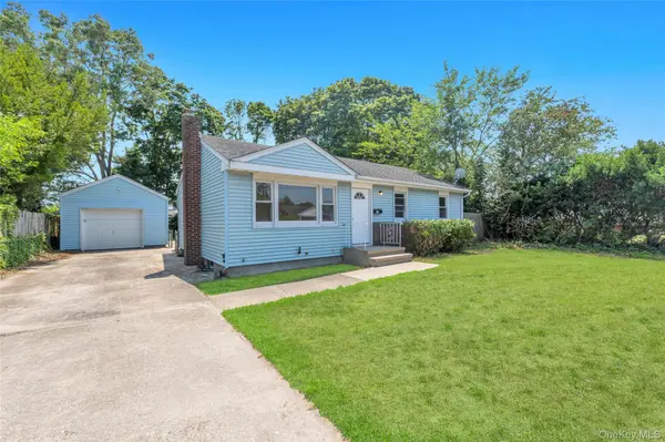 61 Herbert CIR, Patchogue, NY 11772