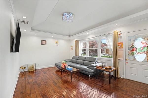 100 Memphis AVE, Floral Park, NY 11001