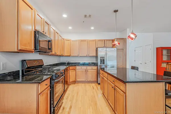 66 Brianna DR, East Setauket, NY 11733