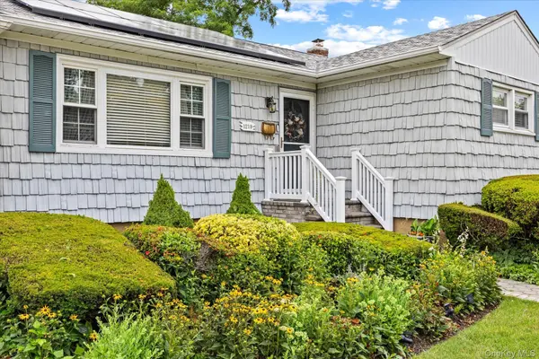 1219 Warwick ST, Uniondale, NY 11553