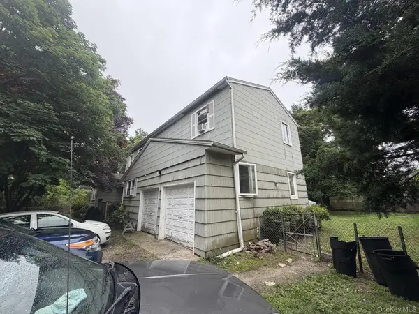 8 Windus DR, Shirley, NY 11967