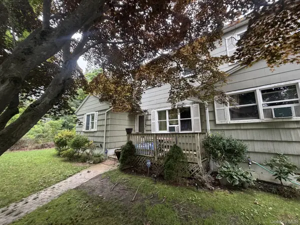 8 Windus DR, Shirley, NY 11967