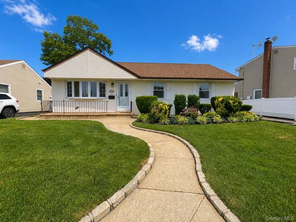 140 Andrew AVE, East Meadow, NY 11554