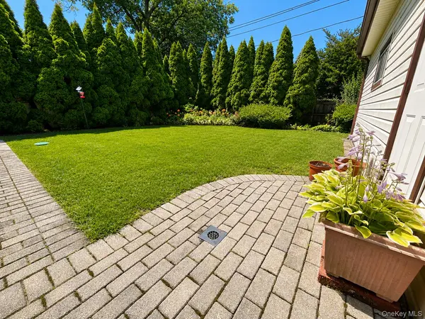 140 Andrew AVE, East Meadow, NY 11554