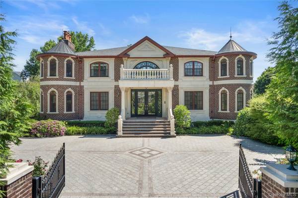 28 Whitney CIR, Glen Cove, NY 11542