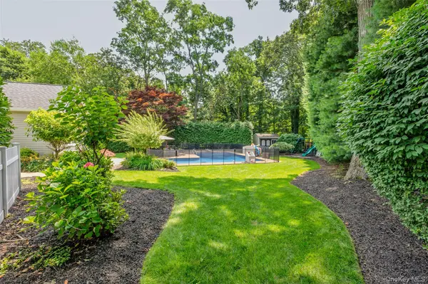 8 Quaker Hill RD, Stony Brook, NY 11790