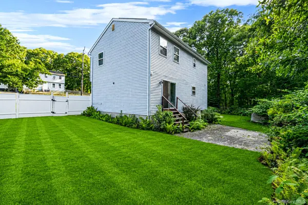 49 Barbara LN, Medford, NY 11763