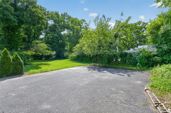 143 Searingtown RD, Albertson, NY 11507