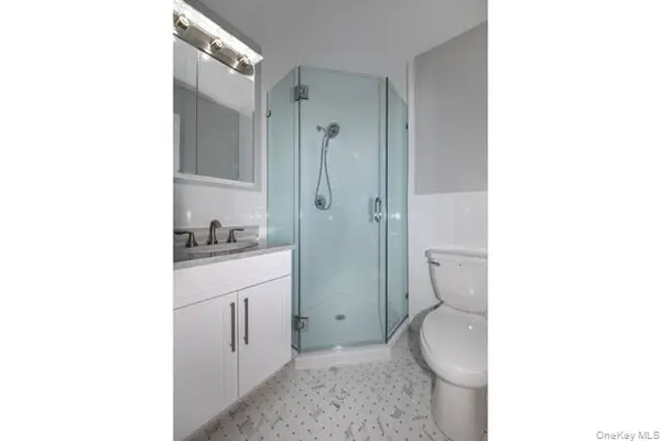 75 Lamplighter LN #5B, Massapequa, NY 11758