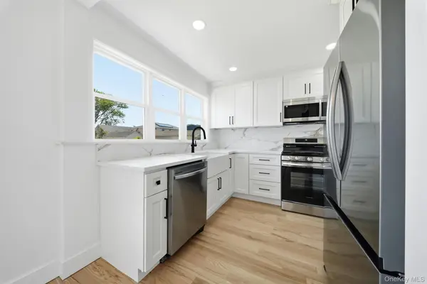 91 Doges Prom, Lindenhurst, NY 11757
