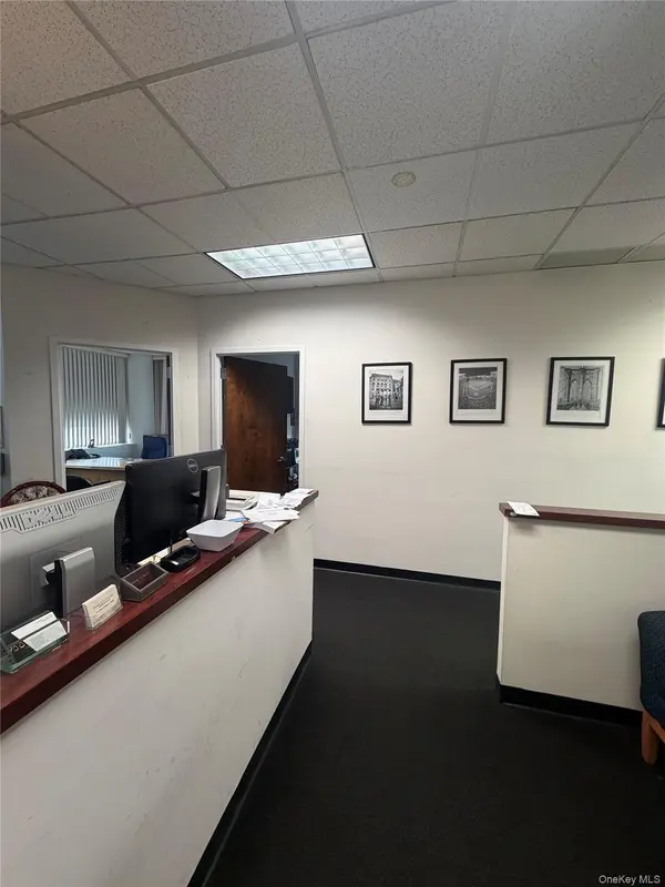 380 N Broadway #PH-W, Jericho, NY 11753