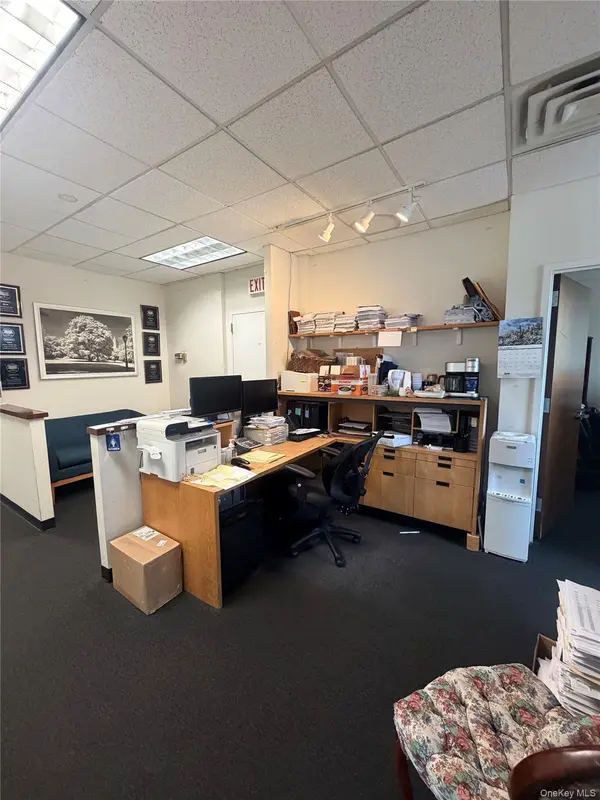 380 N Broadway #PH-W, Jericho, NY 11753