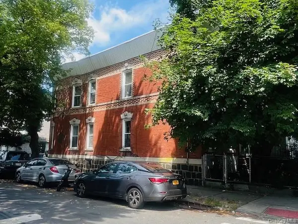 8692 102nd ST, Richmond Hill, NY 11418