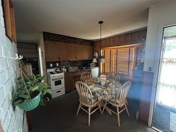 94 Willowood DR, Wantagh, NY 11793