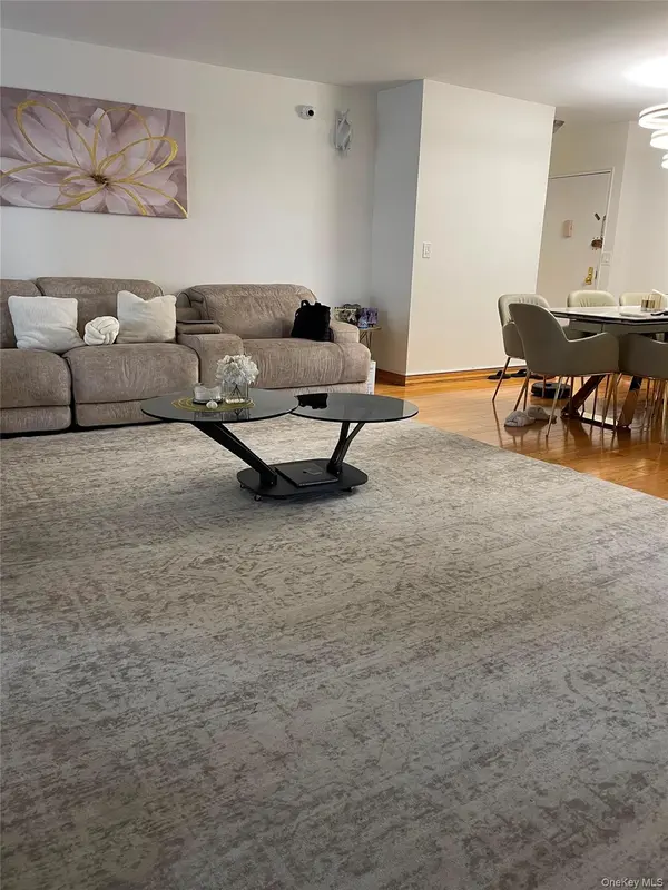 61-35 98th St #10D, Rego Park, NY 11374
