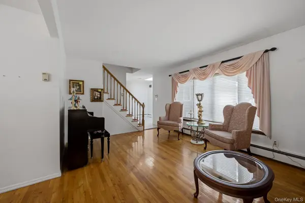 10 Arcadia DR, Dix Hills, NY 11746