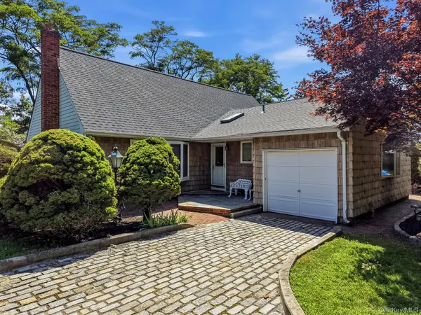 10 Arcadia DR, Dix Hills, NY 11746