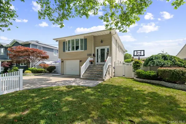 330 Granada Pkwy, Lindenhurst, NY 11757