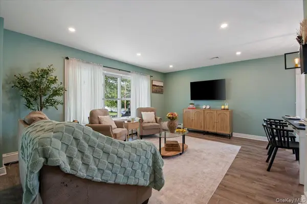 330 Granada Pkwy, Lindenhurst, NY 11757