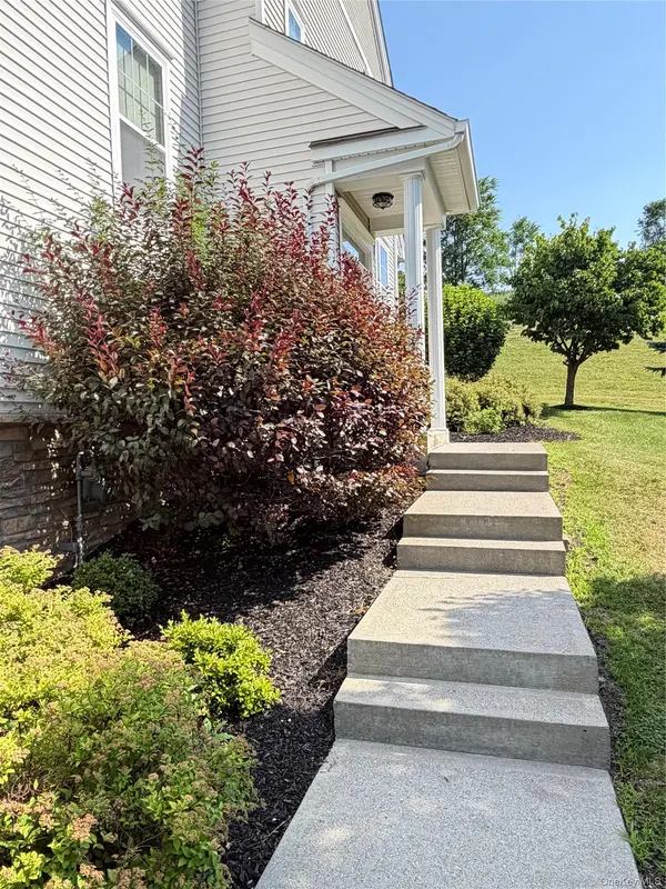 2012 Hawthorn WAY, New Windsor, NY 12553