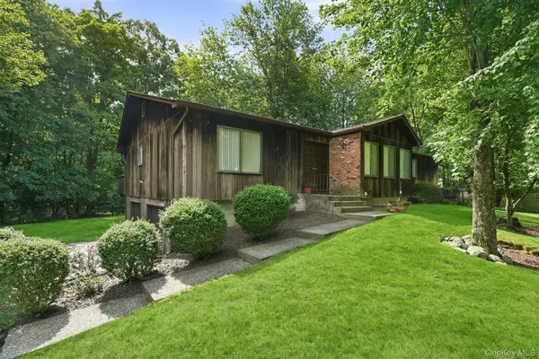 6 Pelham CT, Nanuet, NY 10954