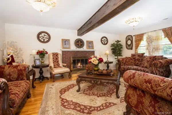 12 Princeton DR, Dix Hills, NY 11746