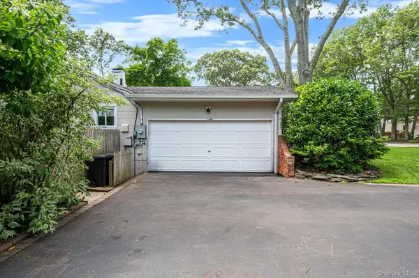 44 Winslow LN, Smithtown, NY 11787