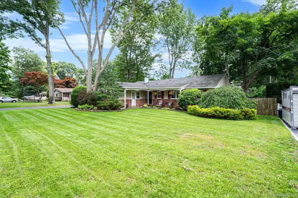 44 Winslow LN, Smithtown, NY 11787