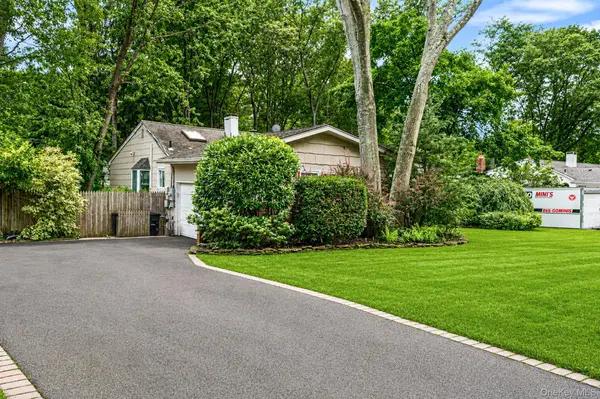 44 Winslow LN, Smithtown, NY 11787