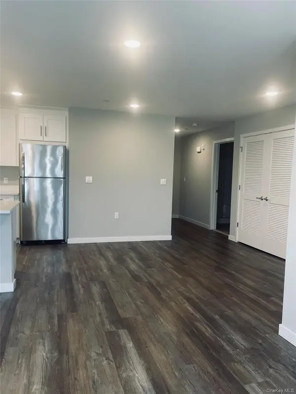 221 Eastview DR #17, Central Islip, NY 11722