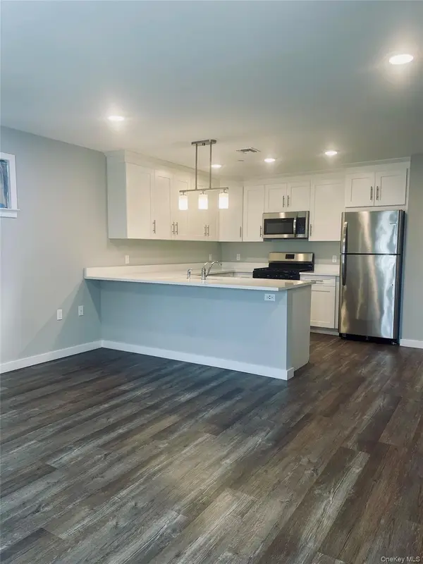 221 Eastview DR #17, Central Islip, NY 11722