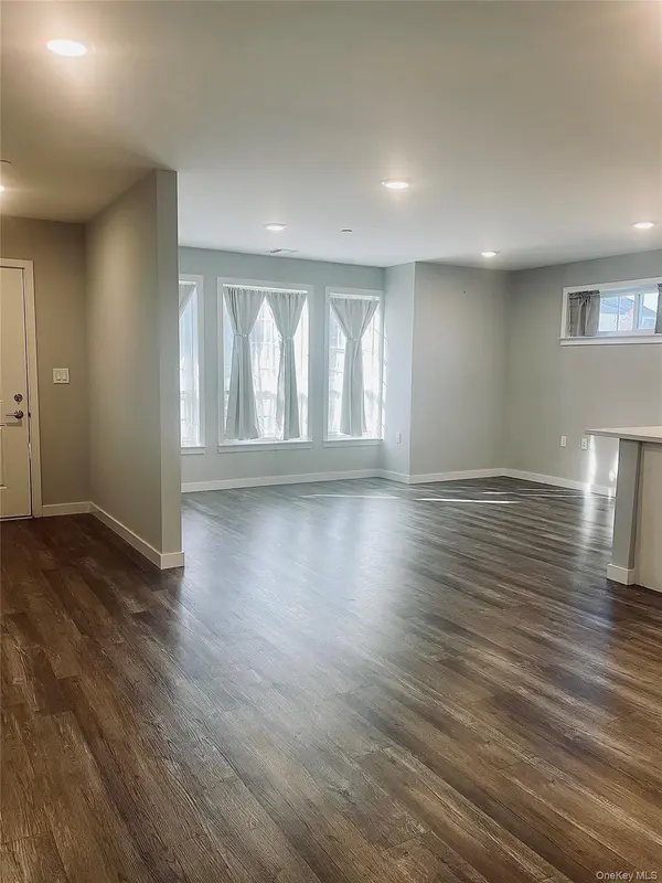 221 Eastview DR #17, Central Islip, NY 11722