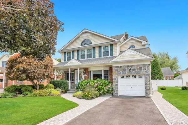 16 Ashland AVE, New Hyde Park, NY 11040
