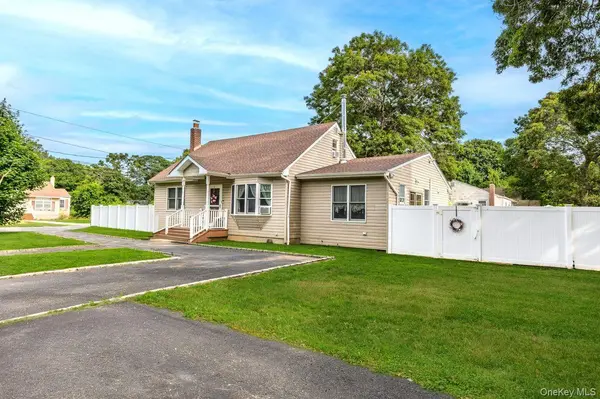 14 Tudor RD, Shirley, NY 11967