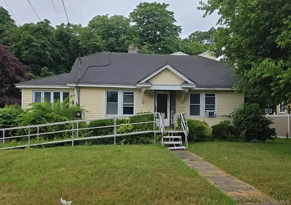 34 N Baldwin PL, Massapequa, NY 11758