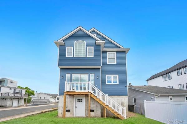 10 8th AVE, East Rockaway, NY 11518