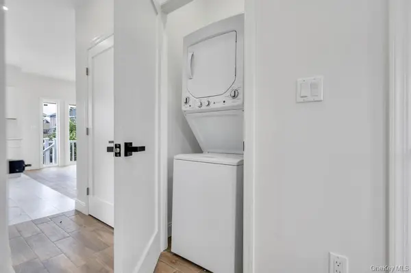 10 8th AVE, East Rockaway, NY 11518