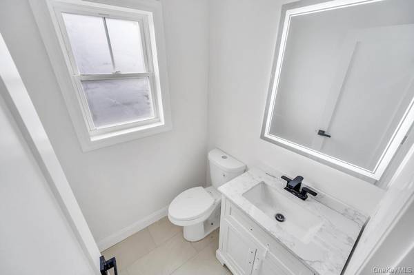 10 8th AVE, East Rockaway, NY 11518