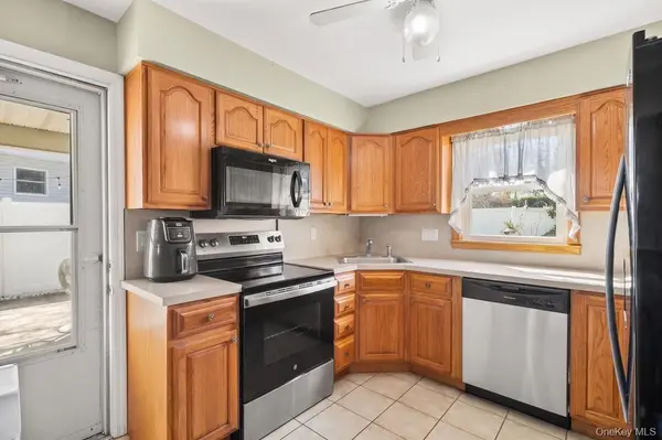 4 Erlwein CT, Massapequa, NY 11758