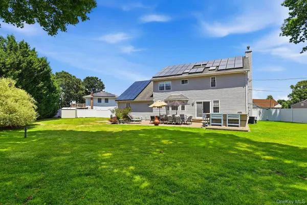 35 Dennis LN, Bethpage, NY 11714
