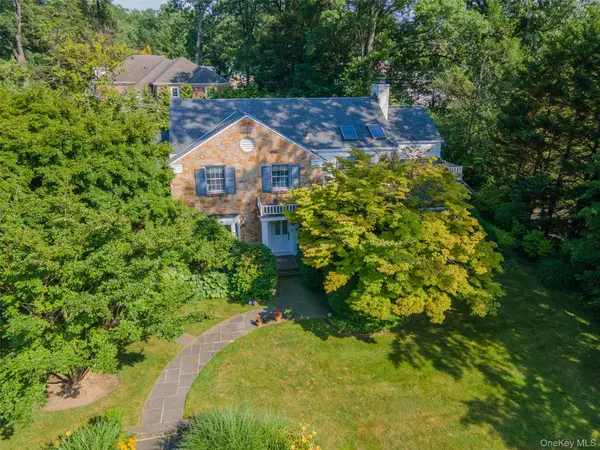 2 W Woods RD, Great Neck, NY 11020