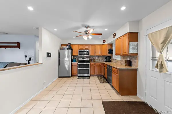 30 44th ST, Lindenhurst, NY 11757